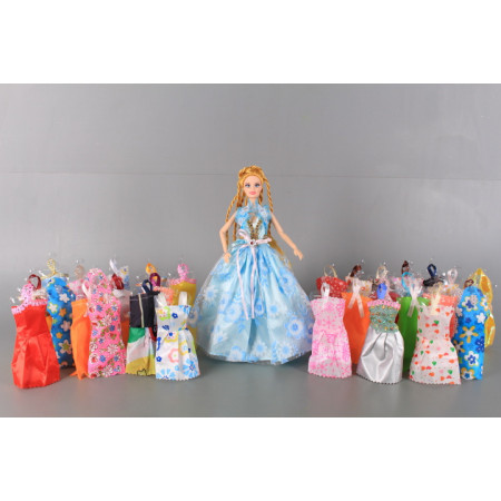 Кукла с 32 рокли за преобличане